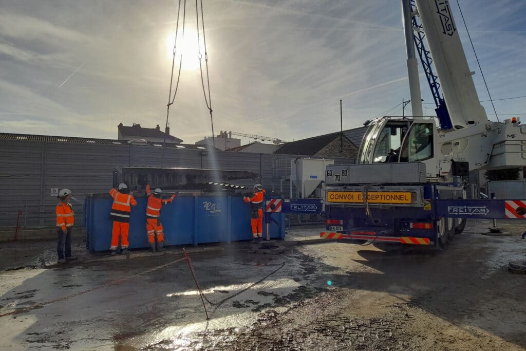 Chargement d'un laveur de roues sur le projet du Grand Paris