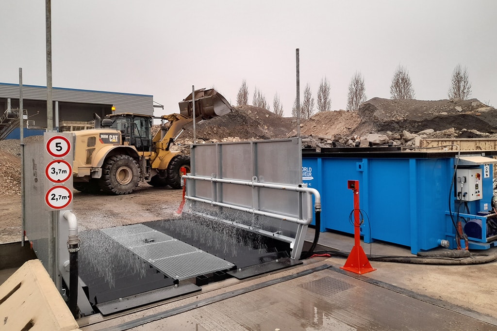 Laveur de roues installé au sein d'un chantier