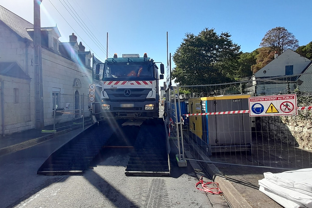 camion utilisant le laveur de roues World Laveur dans le centre-ville de Montrichard