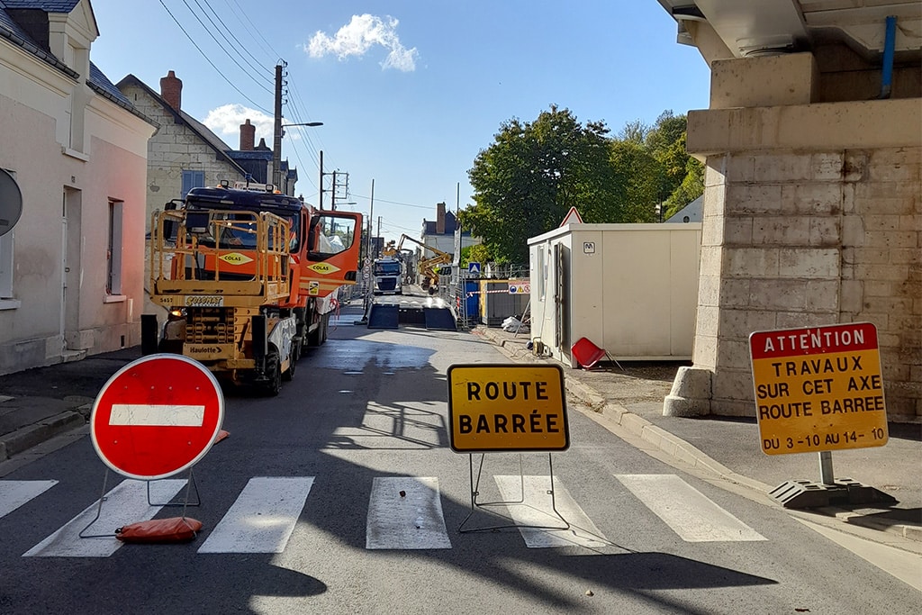 chantier de dépollution avec laveur de roues installé dans une petite rue de Montrichard